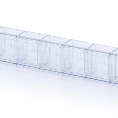 Rangée de 9 boites transparentes